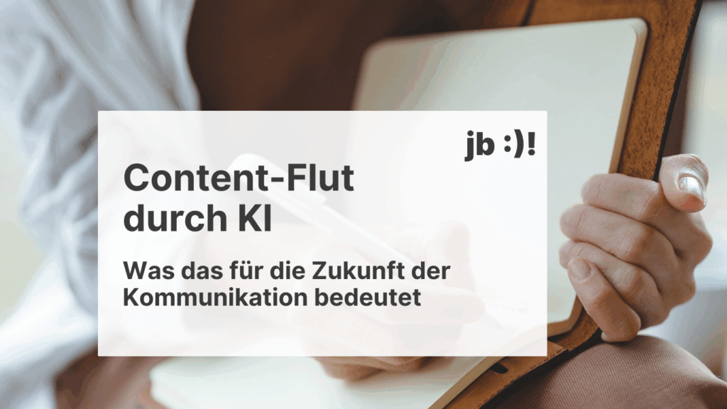 Person schreibt in ein Notizbuch, darüber liegt ein Textfeld mit der Headline „Content-Flut durch KI. Was das für die Zukunft der Kommunikation bedeutet.“