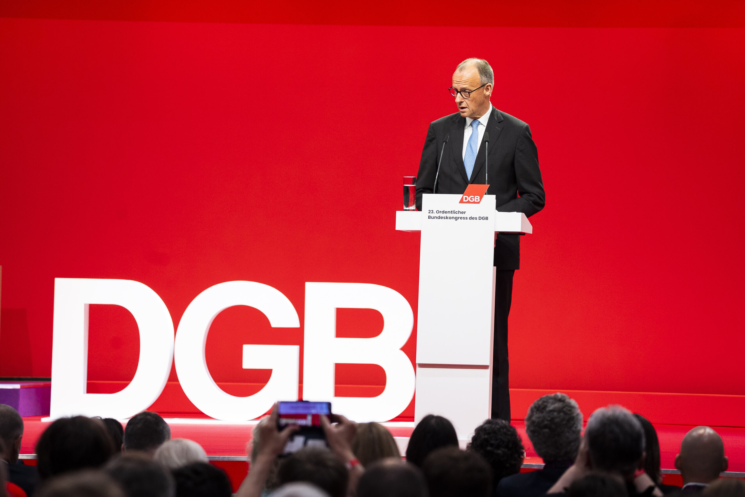 Bundeskanzler Friedrich Merz bei einer Rede beim Bundeskongress des Deutschen Gewerkschaftsbundes (DGB) ©Bundesregierung/Steffen Kugler